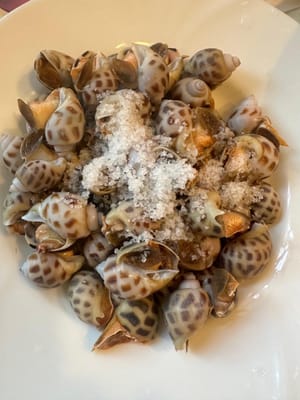 ขั้นแรก นำหอยทะเลมาถูด้วยเกลือ แล้วแช่ในน้ำประมาณ 5 นาที จนกว่าสิ่งสกปรกจะถูกชะล้างออกไป