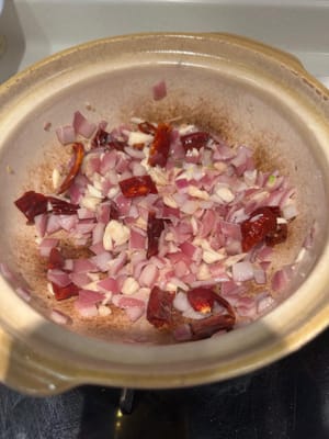 จากนั้นใส่พริกแห้งลงไปแล้วผัดต่อ