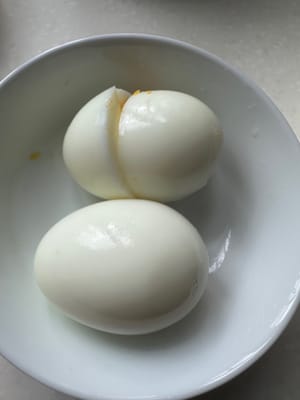 鸡蛋跟水一起下窝，水滚煮3分钟，关火，再焖2分钟，捞出来，放进冷水中3分钟后剥皮