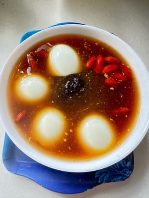 把焖好的阿胶水跟南枣，都倒在碗中，把剥好的鸡蛋放一起，即可，享用