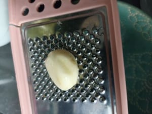 Schalotten und Knoblauch schälen und reiben