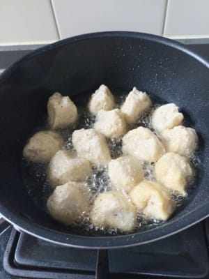Die Tofubällchen dazugeben, damit sie später im Öl weich werden