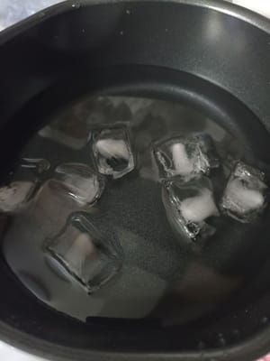 Bereitet 500 ml Eiswasser vor. Ich mache eine kleine Portion, Leute.