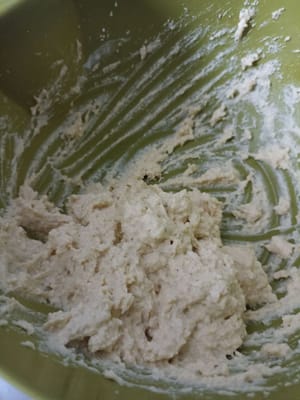 Wir beginnen mit dem Formen der Tofubällchen.
