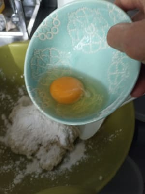 Eier aufschlagen und dazugeben