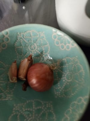 Schalottensamen und 2 Knoblauchzehen