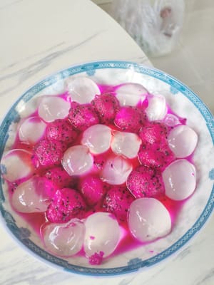 Cut the dragon fruit and take them out one by one with a round spoon. Then take out the solidified jelly from the refrigerator and scoop them out one by one with a round spoon and place them on a plate for later use.