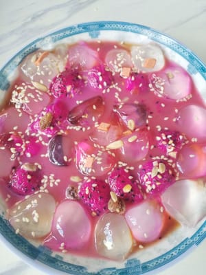 Sprinkle white sesame seeds and ice jelly in a bowl, add brown sugar water, and then add a small amount of milk and you're done.