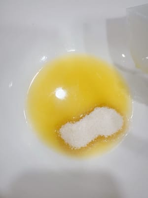 牛油融化後和糖拌勻