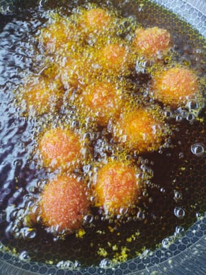 Wait until the oil temperature rises, fry the dough for the second time for 3 minutes, and remove from the pan and serve.