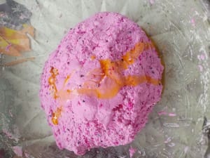 Add a spoonful of cooking oil and 100 grams of sugar, knead into a ball and set aside.