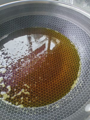 Put 1 kg of cooking oil in a pan and heat the oil to 70% temperature.