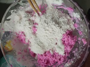 Add 300 grams of glutinous rice flour into the tofu bowl and mix well.