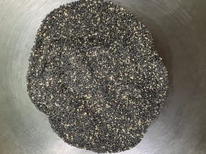 Wenn der weiße Sesam braun wird und ein Knackgeräusch ertönt, ist er fertig. Schalten Sie die Hitze aus.