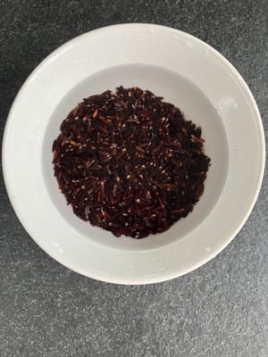 50g schwarzen Reis waschen und 20-30 Minuten einweichen
