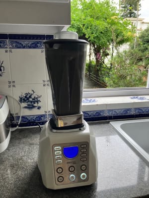 150 g gebratenen Sesam und 50 g eingeweichten schwarzen Reis in 1,5 Liter Wasser mixen. Den Mixer auf Sojamilch-Modus einstellen (bei mir dauert es 6 Minuten).