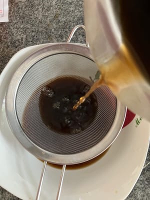 Das Zuckerwasser durch ein Sieb von allen Unreinheiten befreien und beiseite stellen.