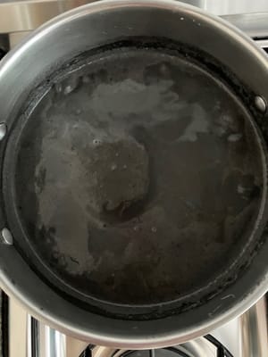 Das gemixte Sesamwasser in einen Topf geben und bei mittlerer Hitze zum Kochen bringen. Ständig umrühren, damit nichts am Boden anbrennt.