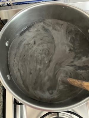 Wenn die Pasten eindicken, reduzieren Sie die Hitze, um ein Überlaufen zu verhindern.