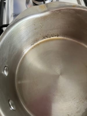 Schwarze Verunreinigungen am Topfboden