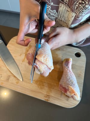 Schneiden Sie den dünnsten Teil des Hähnchenschenkelfleisches