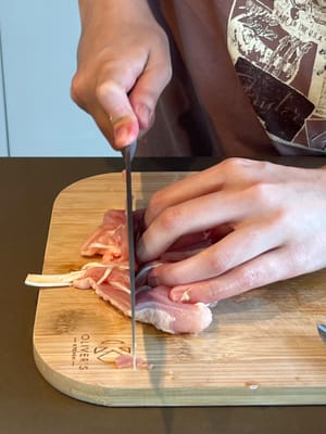 Machen Sie ein paar Schnitte auf dicken Teilen des Huhns