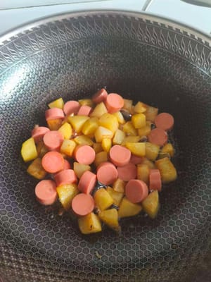 Goreng hingga permukaannya berwarna cokelat keemasan, lalu tuangkan 150g ham yang telah dipotong dadu.