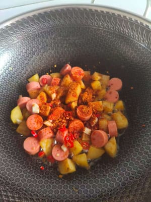 一起翻炒出香味，然後放兩克鹽，20克嘛辣香粉，20克熟芝麻，10克蔥花，翻炒均勻就出鍋了