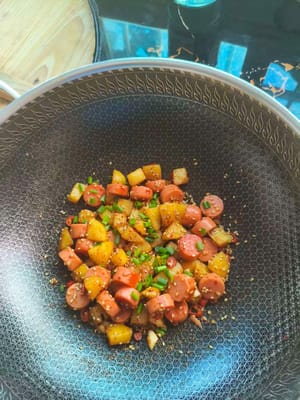 Tumis hingga harum, lalu tambahkan garam 2 gram, bubuk pedas 20 gram, wijen matang 20 gram, daun bawang cincang 10 gram, aduk rata, dan hidangkan.