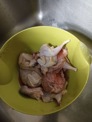 將鵪鶉徹底清洗並瀝乾。