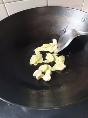 炒香蒜和薑