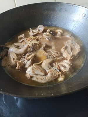 加入700毫升水，依口味加少許鹽，大火煮10分鐘，再轉小火煮30分鐘。