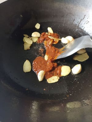 加入醬油炒香。