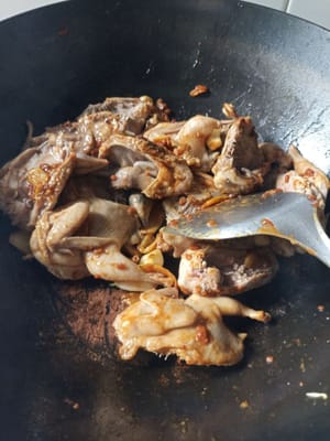 加入煎好的鵪鶉肉