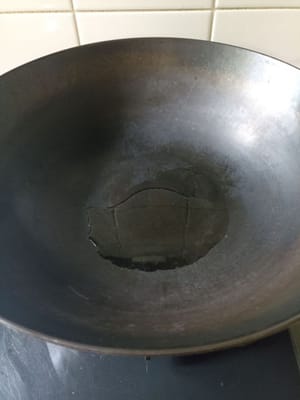 加熱鍋，然後加入 3 湯匙油。