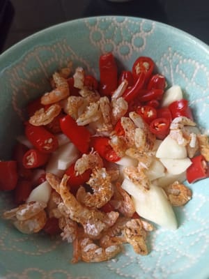 Campur dengan cabai dan bawang.
