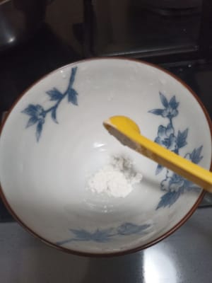Siapkan 1/4 maizena tambahkan 1tsp air agar sauce tidak terlalu cair ,tepung pengental boleh di skip ya