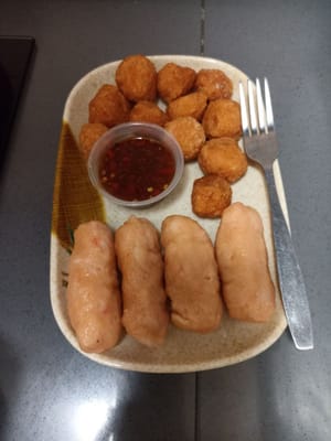 Pempek udang kini bisa dinikmati dengan saus cuko manis, pedas, asin, asam