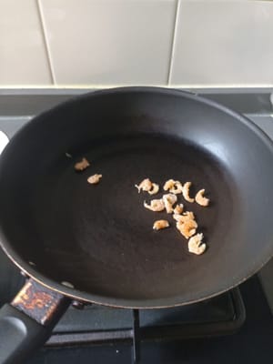 Tambahkan ebi tadi yang sudah di rendamsekarang Kita sangrai sebentar