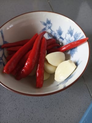 Potong potong sisakan dua siung bawang putih untuk membuat pempek