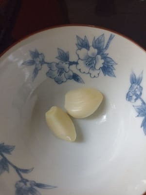 Siapkan dua biji bawang putih dan