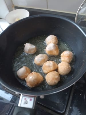 Kita mulai menggoreng, goreng hingga berwarna cokelat keemasan dan buih minyak berkurang, bisa dinaikkan ya. Jangan lupa kendalikan apinya, karena ini digoreng dengan cepat, dibandingkan dengan yang direbus, butuh waktu lebih lama, 4-5 menit.