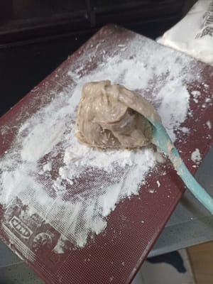 Alasi sagu pada kitchen board lalu ambil adonan pempek satu sendok dan