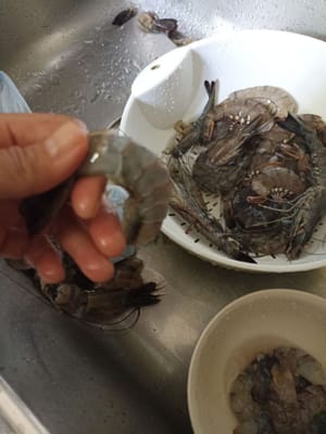 Kupas Dan bersihkan kotoran udang lalu cuci