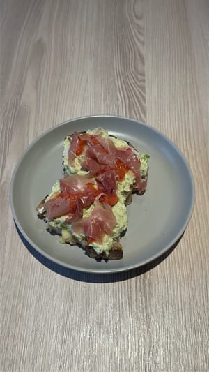 最後に、生ハムをトーストに乗せてお召し上がりください。