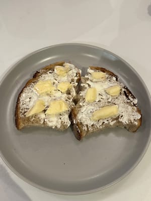 ブリーチーズをクリームチーズの上に置き、オーブンで240℃で2分間焼きます。
