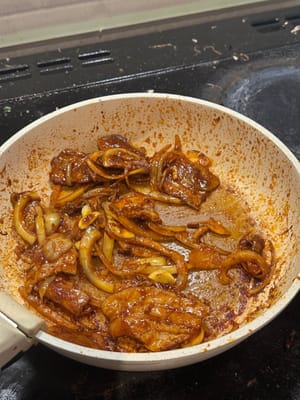 翻炒至所有食材均匀融合。佐以米饭享用！