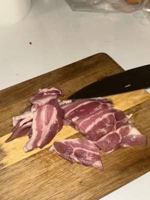 先把五花肉切成小块