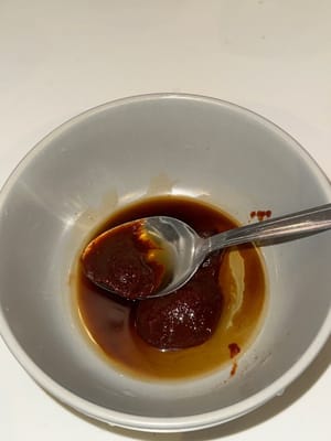 将所有调味品和约 4 汤匙水混合，制成酱汁
