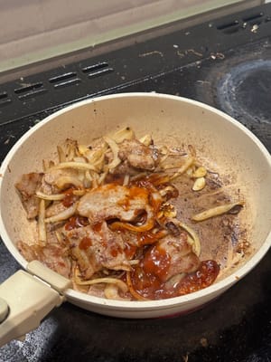 加入五花肉，用小火与准备好的酱汁一起翻炒